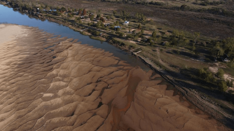 Nos atraviesa un río.