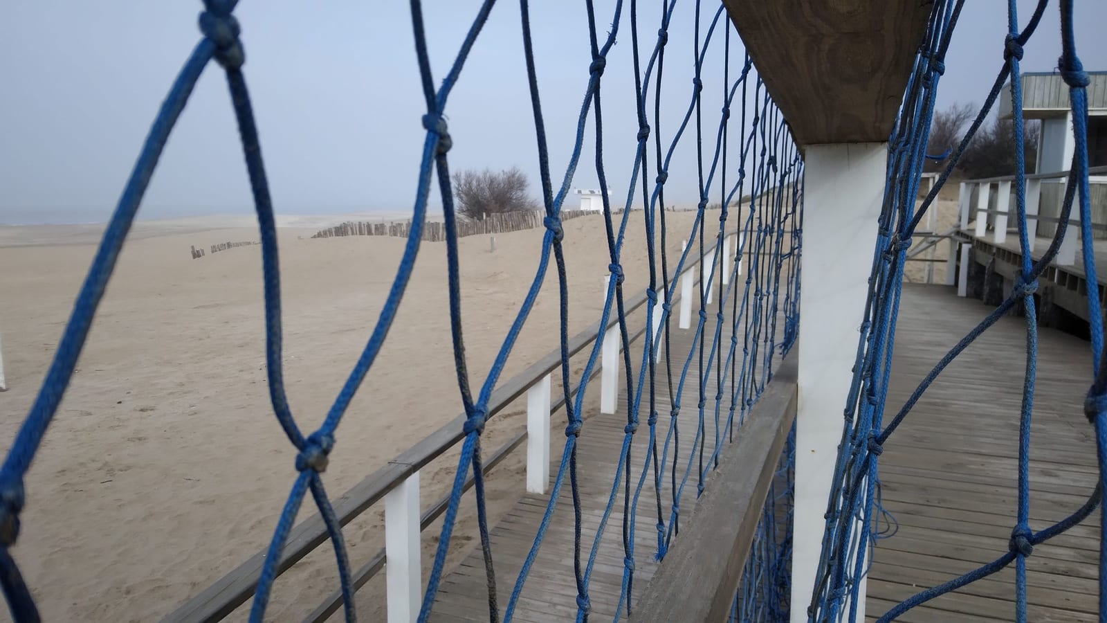Urbanismo en playas de arena y espuma